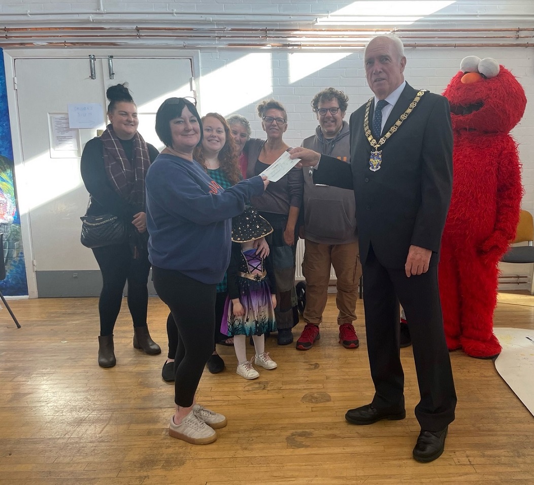 Mayor presents Cheque to Bognor Regis Youth & Community Centre Bognor